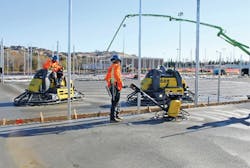 Finishing teamwork with walk-behind and ride-on trowels Finishing teamwork with walk-behind and ride-on trowels