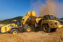 The Komatsu WA475-10 has a completely redesigned cab. The Komatsu WA475-10 has a completely redesigned cab.