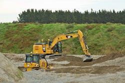 The “autos” function on Trimble Earthworks for excavators controls the boom and bucket. The “autos” function on Trimble Earthworks for excavators controls the boom and bucket.
