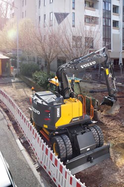 A Volvo EWR150E digs in a tight space. A Volvo EWR150E digs in a tight space.